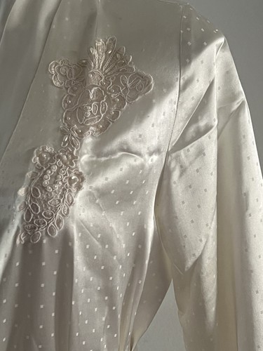 Linea Donatella White Satin Robe Lace Accents Ties Pockets Appliqué Chest S/Med - Picture 8 of 17
