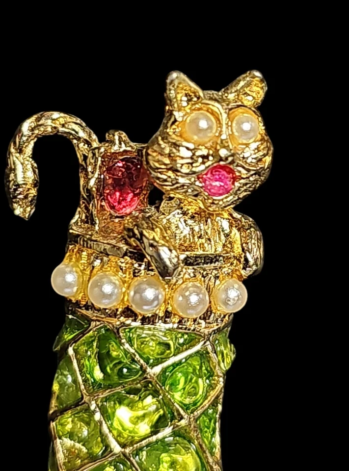 Signed SWOBODA Cat Christmas Stocking Pin Brooch Natural Peridot Ruby Gold Tone - Image 2 of 4