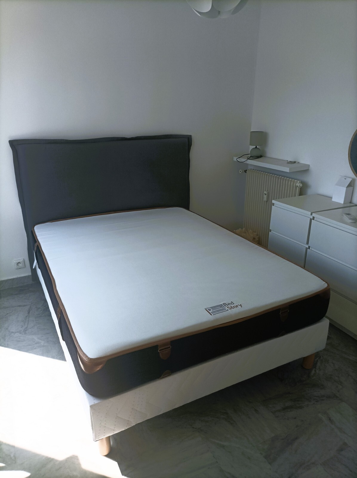 Lit complet 140x190 cm avec matelas sommier tete de lit et protege-matelas blanc