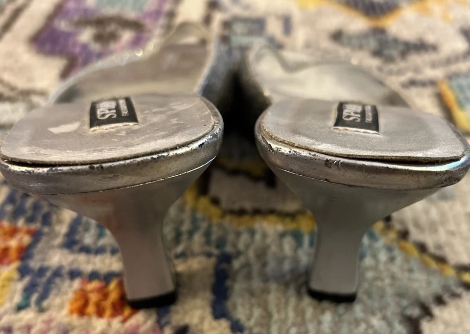 Sandalias de tacón vintage Y2K plateadas brillantes | Splash | Talla 7,5 | Mules Foto 4 de 4