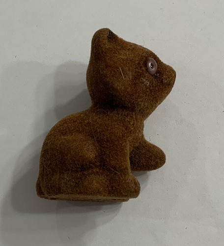 FIGURA DE GATO FLOCADO VINTAGE SIN MARCA 2" ALTO MARRÓN CON OJOS MARRONES SENTADO - Imagen 2 de 4