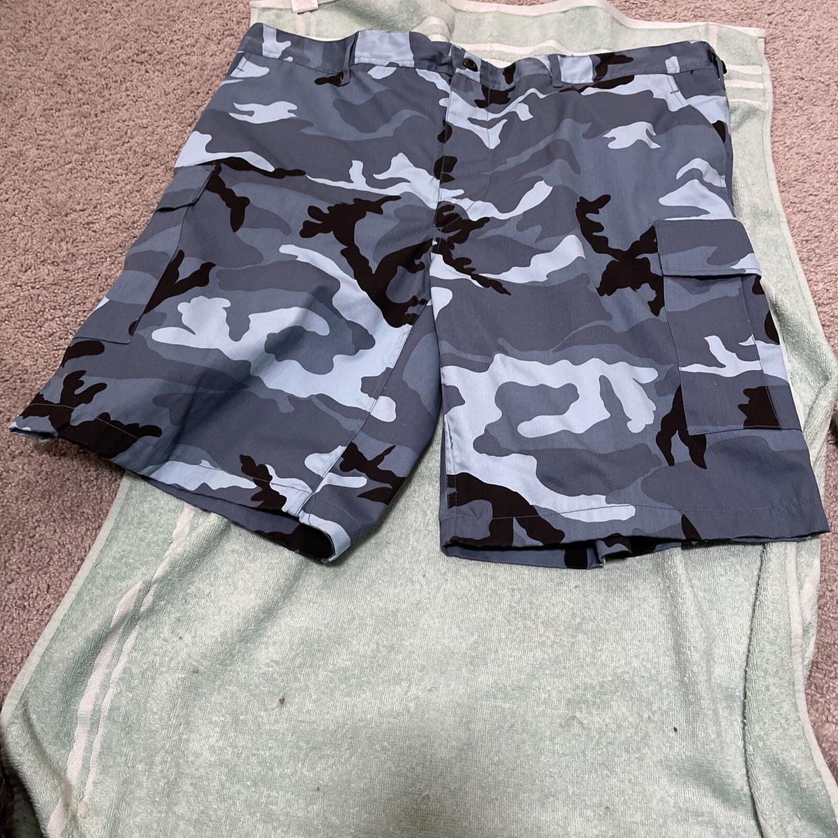 Mens Blue Camouflage Shorts 6 Pockets Size XXL Waist Is 43 - 47