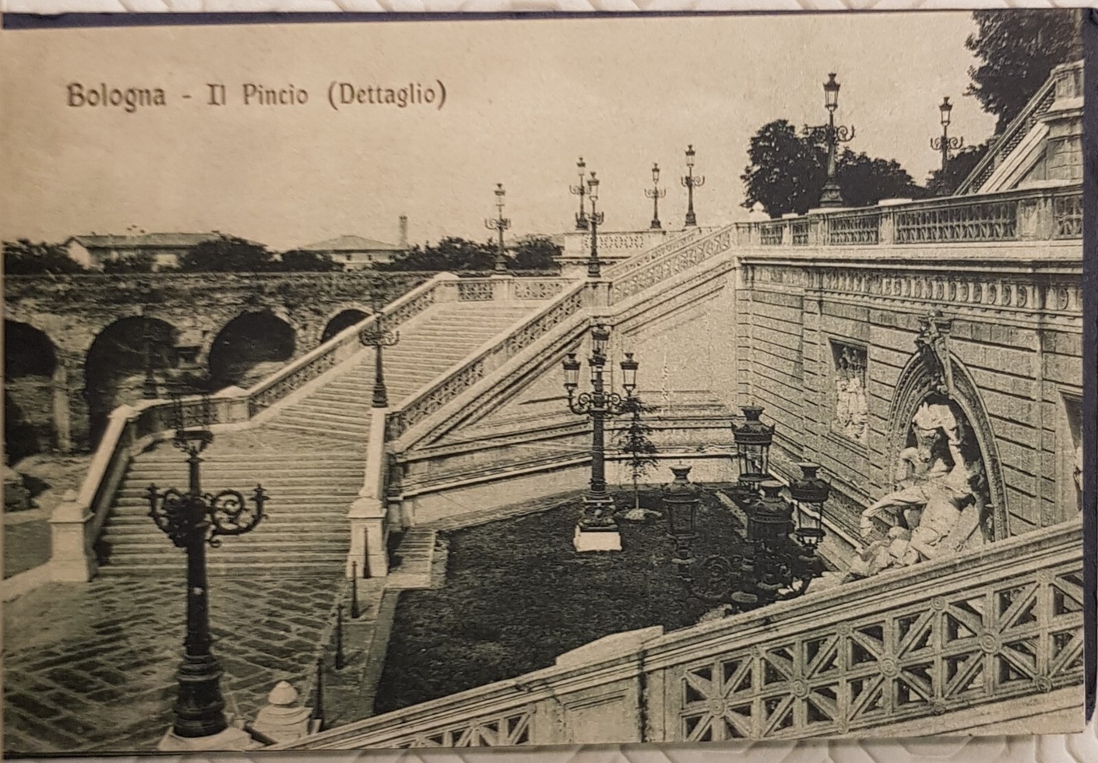 Foto 11 di 13