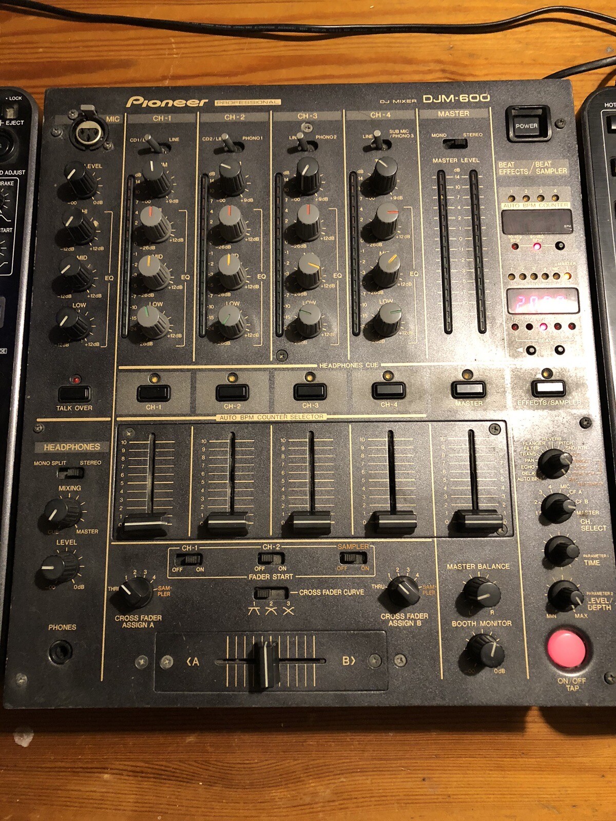 Pioneer CDJ 1000 Mk3 Turntables and Pioneer DJM600 Mixer. 12562792002