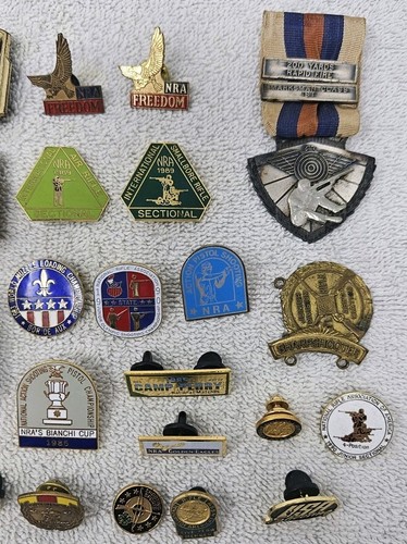 Lote de 32 alfileres de solapa de la Asociación Nacional del Rifle de la NRA alfileres de tiro medallas NFS - Imagen 4 de 13