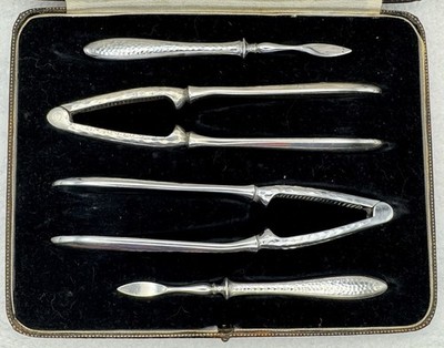 Vintage Nussknacker Set mit passenden Nusslektren und Original Etui. Gehämmerte Oberfläche