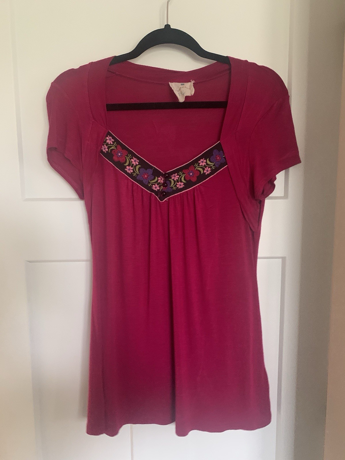 Threads Magenta Pink Short Sleeve Boho Top Floral Embroidered V-Neck - Size L