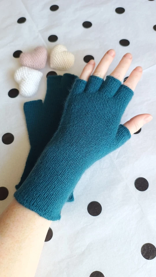 Halbfinger Handschuhe aus feinem Kaschmir. Handgestrickt. Einzelstück - Bild 2 von 4