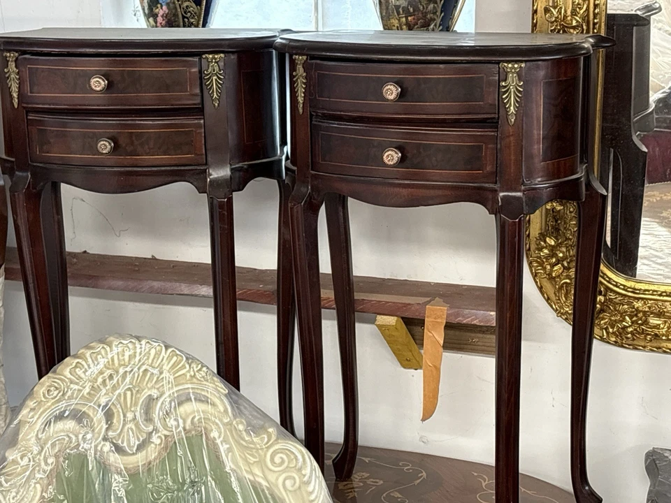 Mesa auxiliar Curio Luis XV BUSCAR Esta es una mesa auxiliar vintage en los 300 cada uno. Foto 2 de 4