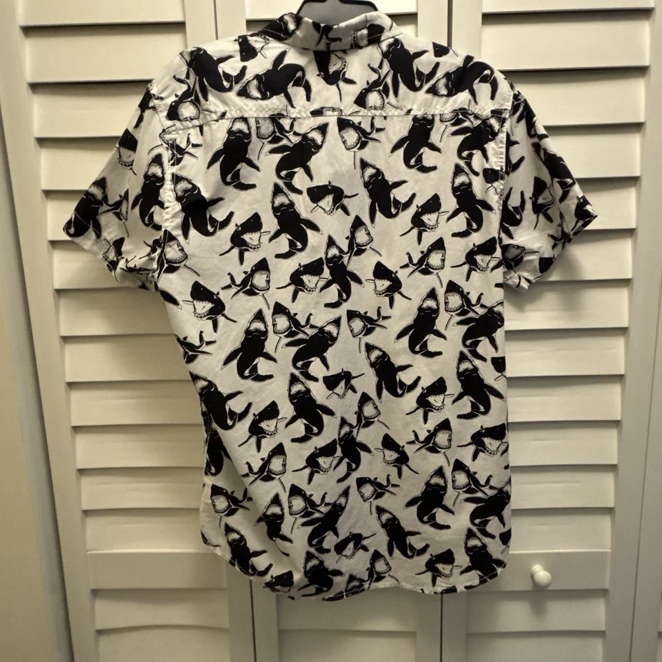 Camisa Adam Levine Hombres Mediana Y2K Blanca Negra Tiburón Mandíbulas Temática Costera Ropa de Resort Foto 2 de 4