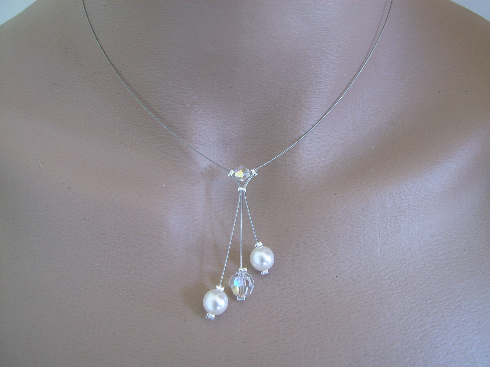 Collier blanc de mariée en strass éclatant pour sublimer votre robe de soirée
