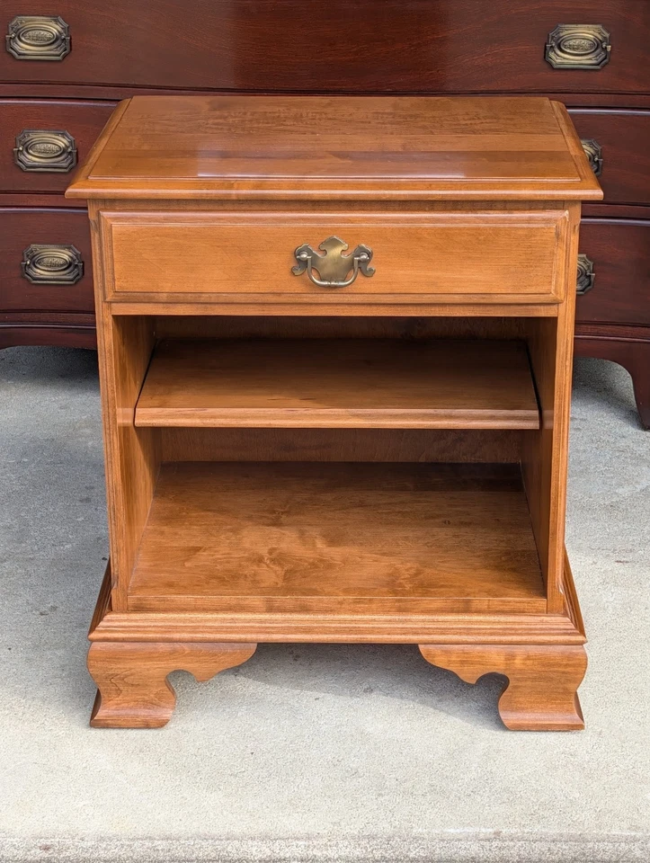 Винтажная тумбочка Ethan Allen Heirloom из мускатного ореха клена с ящиком и полкой No10-5306 - Изображение 2 из 4