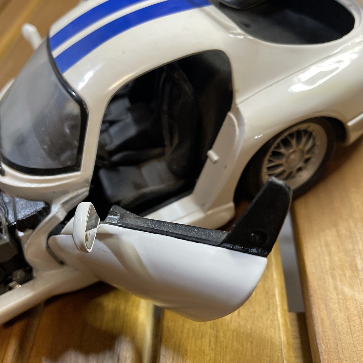 1:18 DODGE VIPER GT2 GTS-R MAISTO WHITE DIECAST CAR - White w/Blue