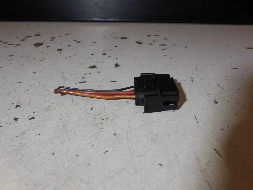 Conector de carga de muelle para guantera coleta 1378114 97-00 BMW 528i E39 M52 Foto 2 de 4