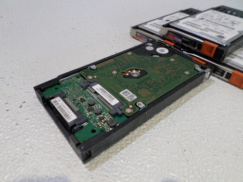 LOT OF 4 Hitachi HUC106030CSS600 SAS 300GB 2.5" 10K RPM Hard Drive w/ EMC Tray - Picture 7 of 8