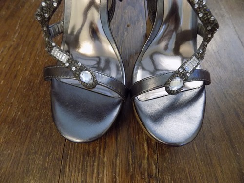 Sexy Sandalias CARLOS de Santana Olympia Cuña de Corcho Plata Estrás Talla 8 Usadas en Excelente Condición - Imagen 3 de 10