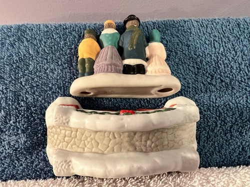 Accesso Villaggio di Natale. Coro di famiglia in ceramica vintage e piccolo ponte MAX6317 - Foto 4 di 6