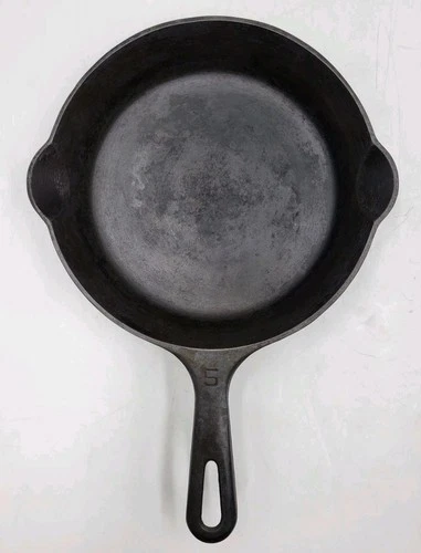 Vintage Griswold Cast Iron Skillet No. 5 Pan 724 M USA Erie PA 8" Sits Flat