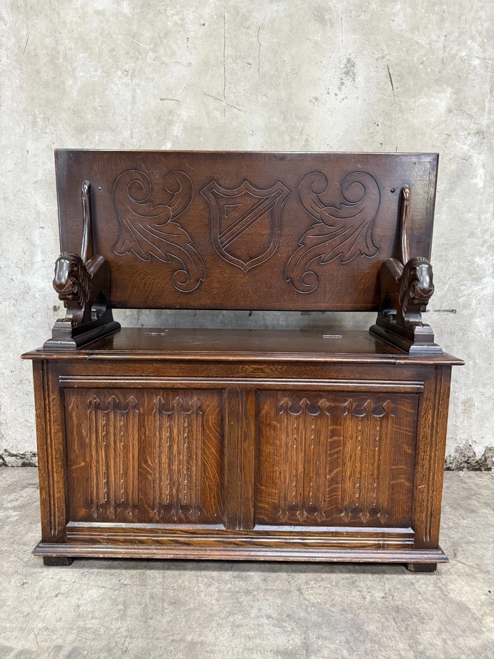 Antiguo banco de monje de roble L. Marrus Ltd. con brazos de león tallados - Londres Foto 3 de 4