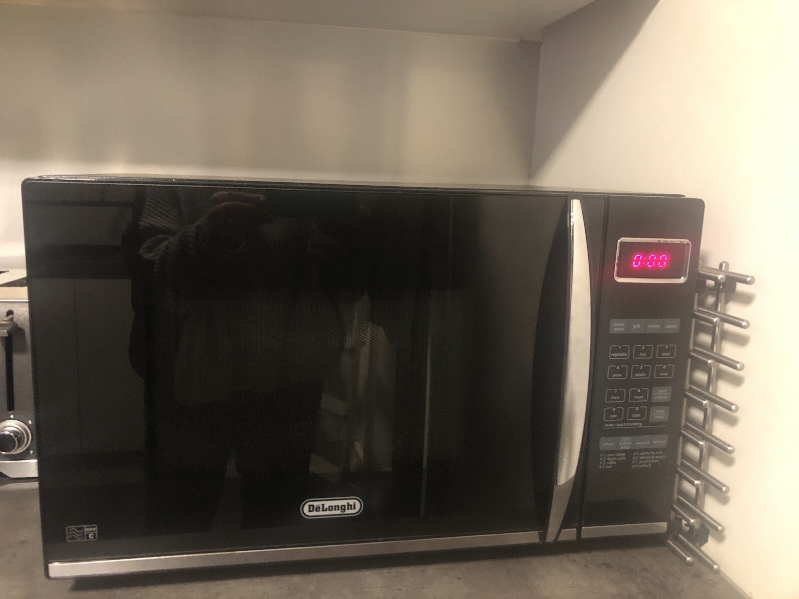 De'Longhi 900W Enamel Combination Microwave, Grill, Oven Blackall