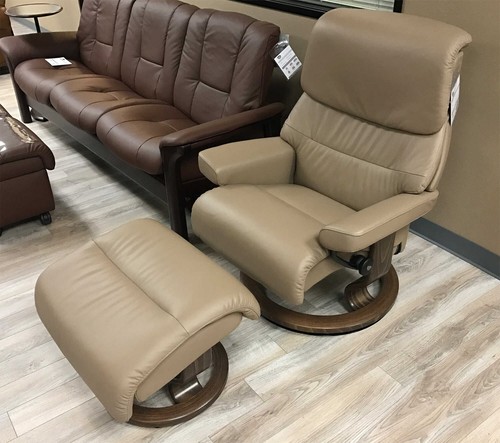 Stressless Capri M Classic Base Leder Paloma Funghi mit Hocker - Bild 1 von 1