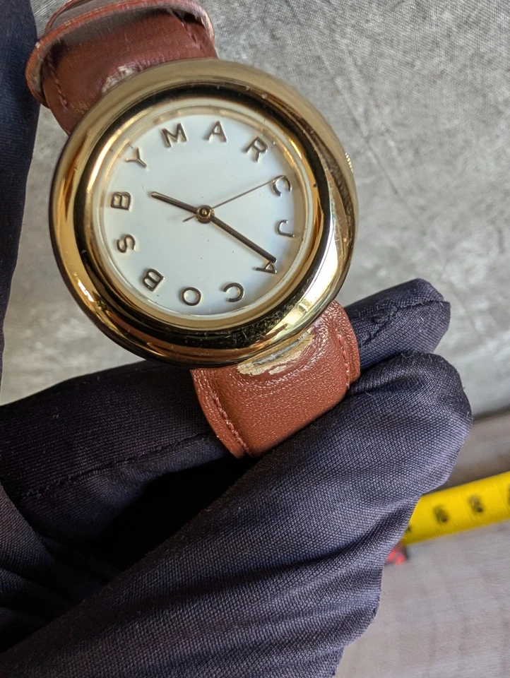 Reloj de cuarzo para mujer Marc by Marc Jacobs • Tono dorado • 33 mm • Cuero marrón Foto 4 de 4