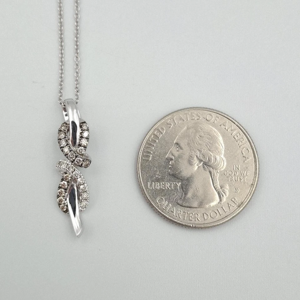 LeVian 18" 14K Vainilla Oro Blanco Redondo Diamante Cinta Arco Nudo Colgante (CP4008046) Foto 3 de 4