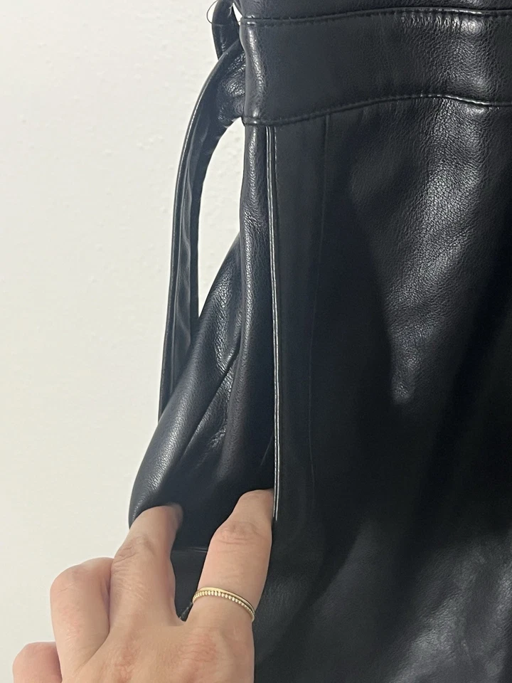 7 For All Mankind Mameluco Imitación Cuero Negro Talla XS Bolsillos con Cuello Cinturón Foto 4 de 4