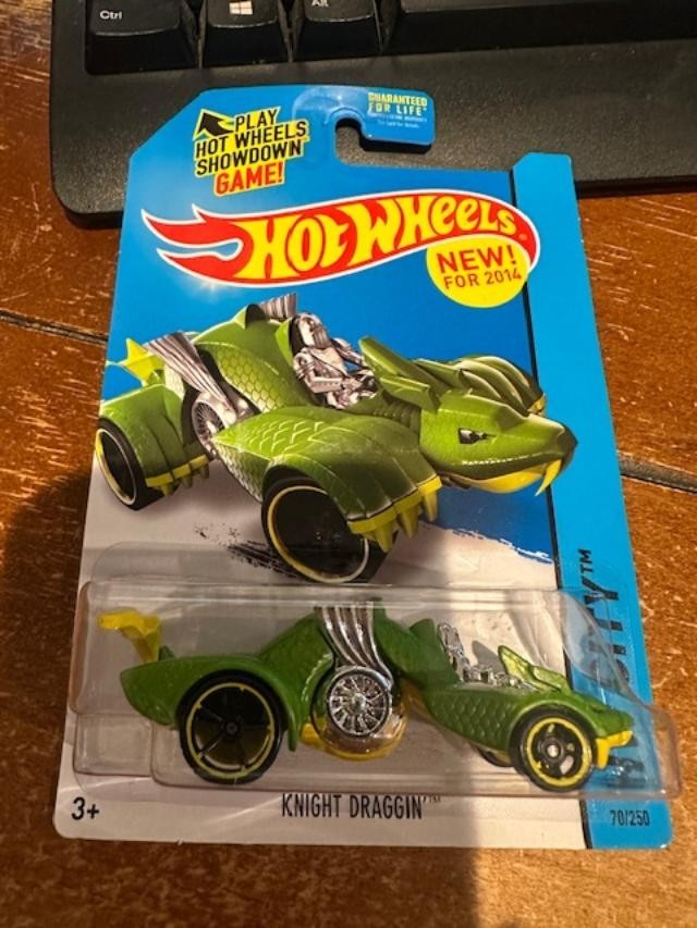 2014 Hot Wheels HW City Knight Draggin' #70 Green