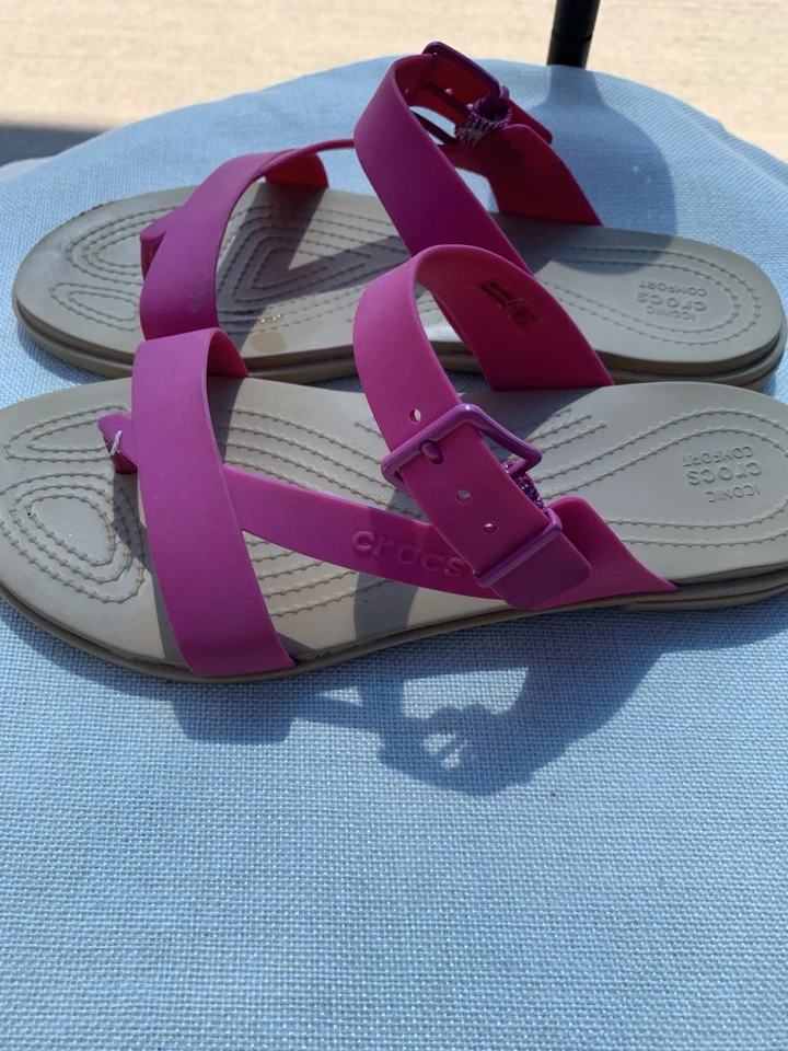 Sandalia Crocs Talum con tiras en el dedo del pie rosa fucsia para mujer talla 9 usada Foto 3 de 4