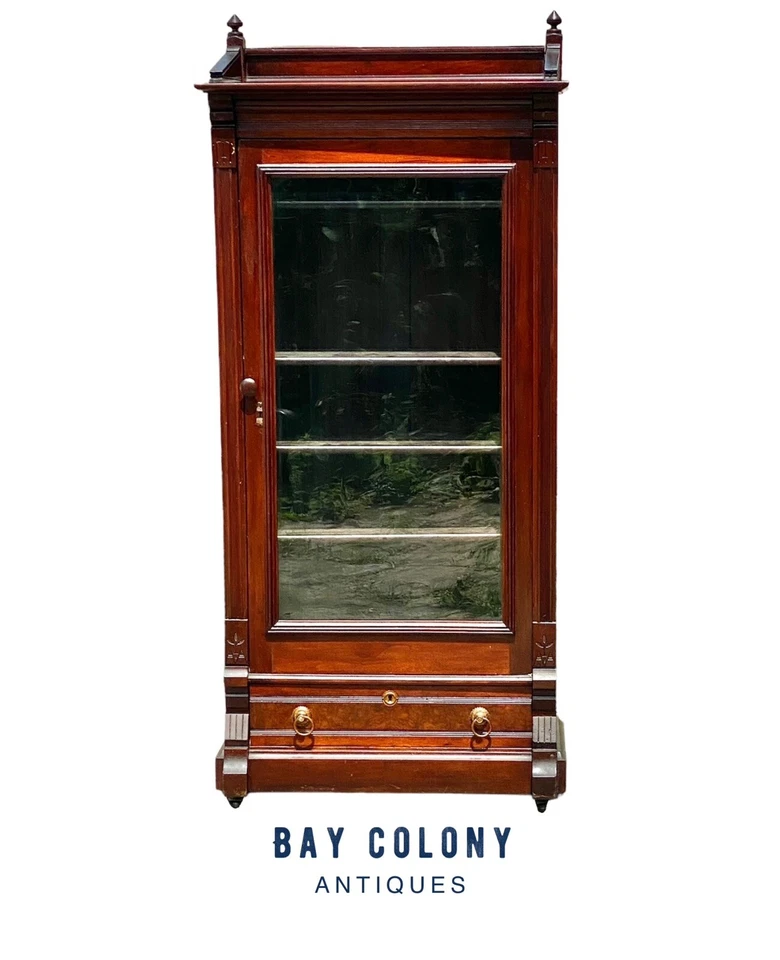 Antigua librería victoriana/gabinete chino con puerta de vidrio y tallas masónicas Foto 2 de 4