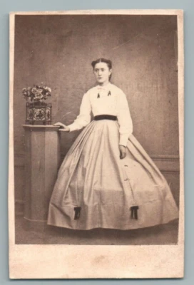 CDV FEMME ROBE CERCEAU GRANDE AMPLITUDE PEU COMMUNE MODE HOOP DRESS PHOTO 1860's - Photo 1/4