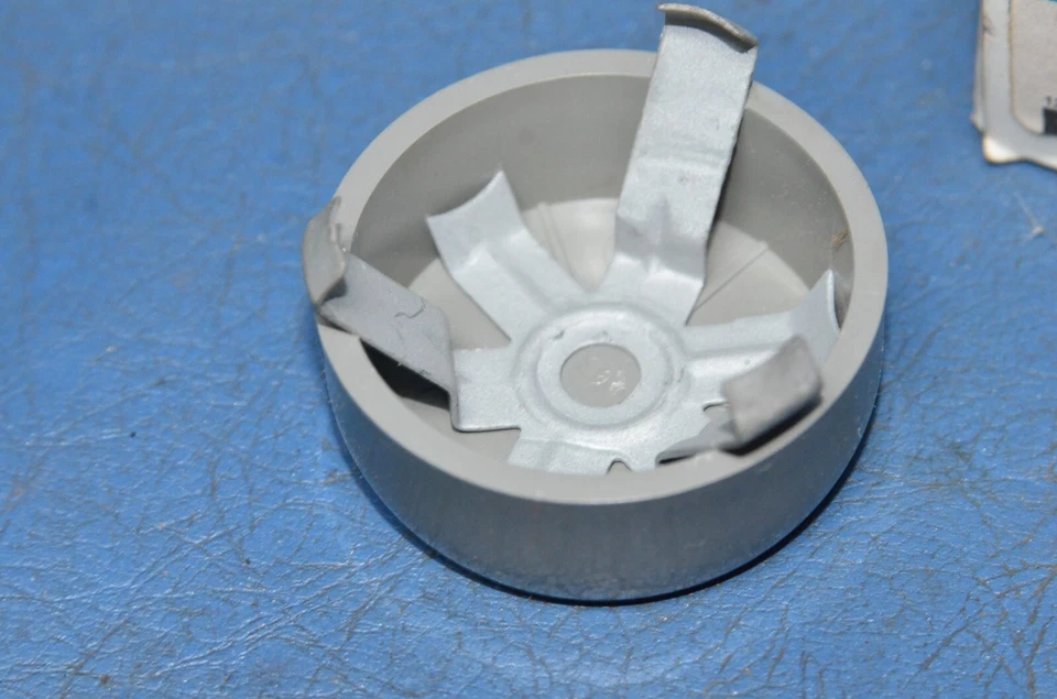 NOS Oldsmobile Cutlass Ciera Calais Firenza Silver Wheel Center Cap GM 22523832 - Image 4 of 4