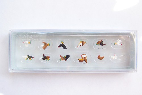 HO Preiser 14168 ASSORTED CHICKENS : 1/87 scale Farm Animal Figures - Picture 2 of 2