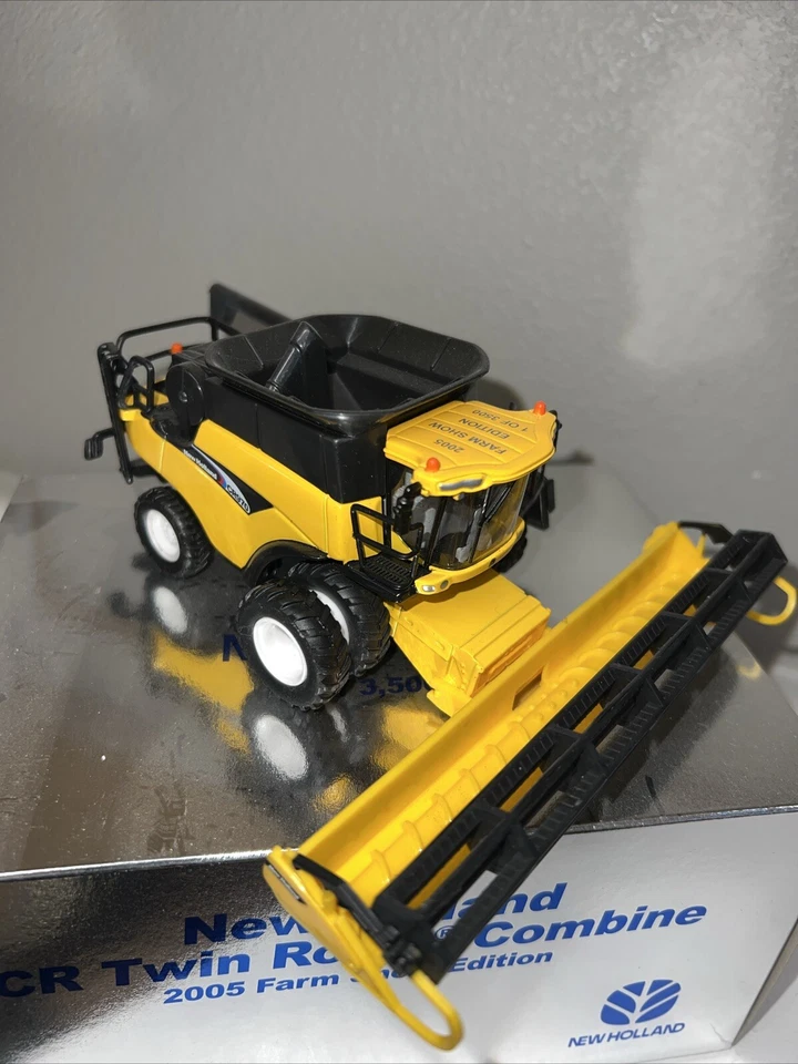 ERTL 13693A New Holland CR970 Twin Rotor Combine 2005 Farm Show 1/64 1 Of 3500 - Image 4 of 4