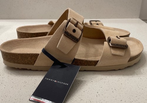 TOMMY HILFIGER Sandalia Para Hombres Corcho Tostado Gamuza Sin Cordones Hebilla Talla 7.5 EE. UU. 40 UE - Imagen 2 de 7