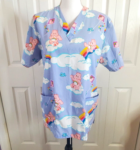 Care Bears Scrub Top Damski XS Mundur medyczny Koszula Kieszenie Weterynarz Dental Szpital - Zdjęcie 1 z 10