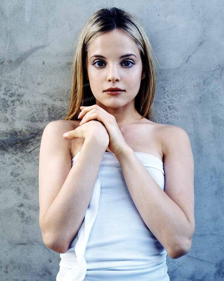 Mena Suvari Hot