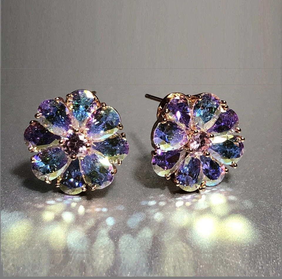 Aretes florales enchapados en oro de 18k hechos con cristal de Swarovski aurora boreal Foto 2 de 4