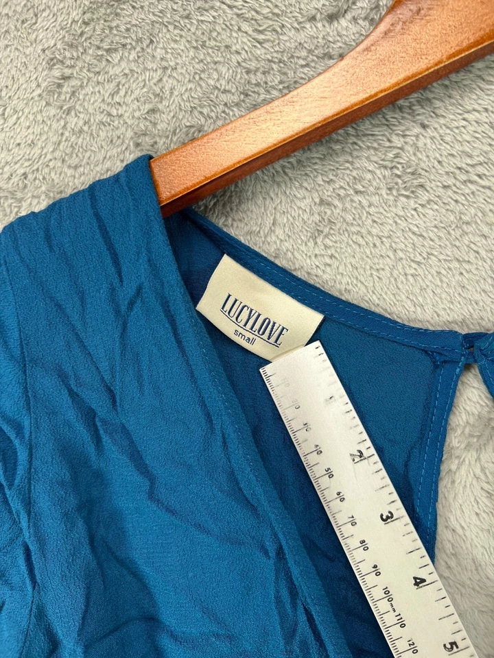 Vestido mameluco pequeño para mujer Lucy Love azul crepé manga gorra vestido hola adiós Foto 4 de 4