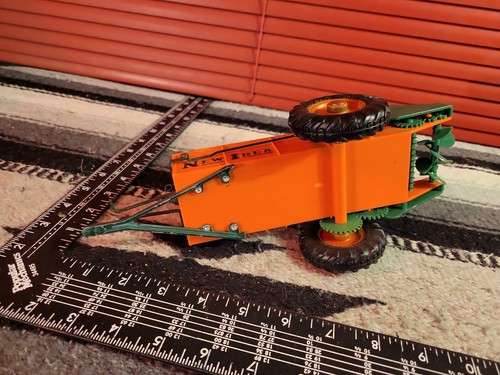 Ertl New Idea Manure Spreader 1/16 Plastic Farm Implement Replica Collectible - Picture 9 of 9