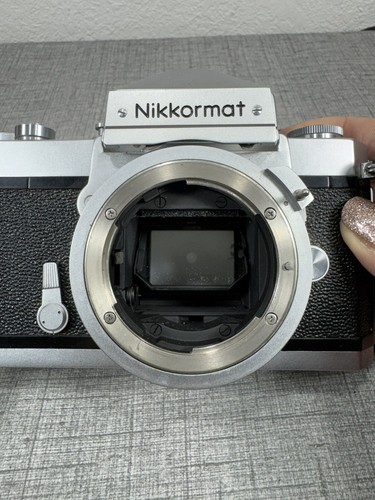 Cámara Nikon Nikkormat cromada. Lente Nikon Micro Nikkor Auto 1:3,5 f=55 mm - Imagen 19 de 22