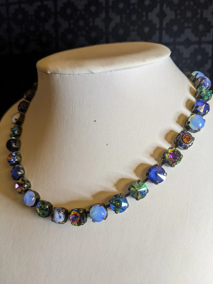 Collar de cristales azules y piedras preciosas azules en latón Foto 2 de 4