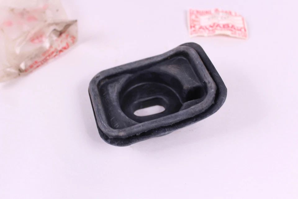 1971-1972 KAWASAKI F8 BISON NOS CARBURETOR CAP / CARB COVER - Image 4 of 4