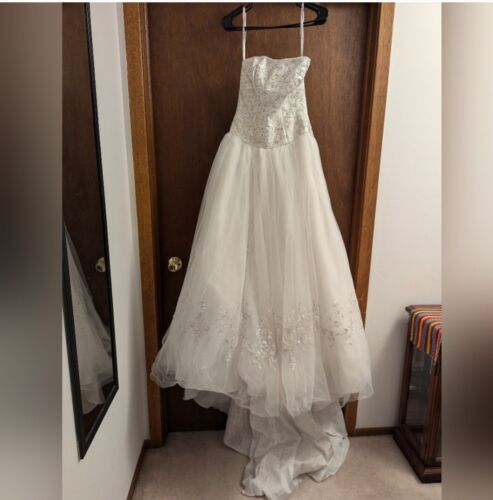 David's Bridal ball Gown Wedding Dress With Full Skirt. Size 3-4
