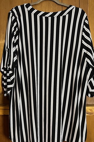 Top tejido Torrid Studio para mujer talla 1X negro blanco rayas verticales elegante informal - Imagen 2 de 3