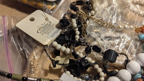 3 Pounds 7.2 Oz Jewelry Costume, Some Better, Some Nice, Unsorted - Picture 14 of 16