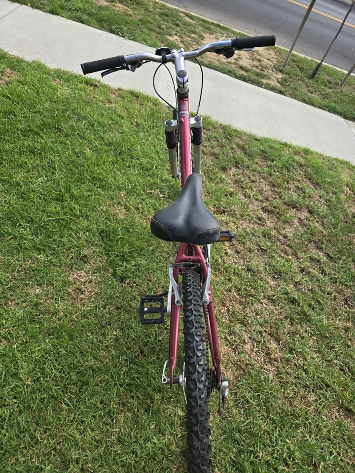 Sturdy 26-Inch Mountain Bike - Ideal for All Terrains, Includes Front Suspension - Image 4 of 4