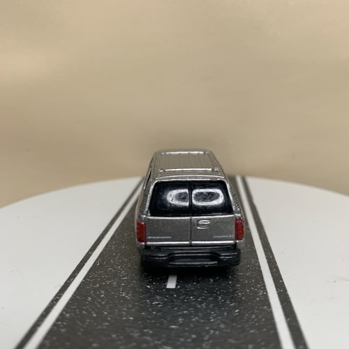 Maisto Fresh Metal 2000-2006 Chevy Suburban GMT800 Silver w/3 Spoke 1:64 NM - Picture 3 of 12