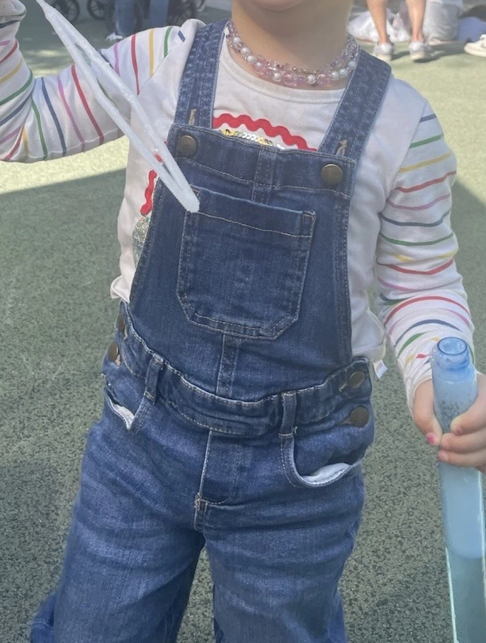 Macacão jeans unissex infantil Old Navy 5T azul/botões - Imagem 3 de 4